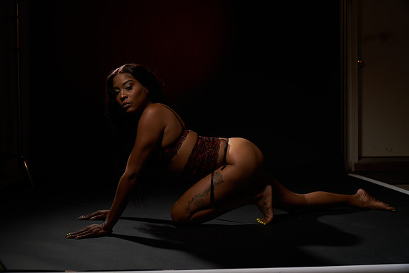 Valerie-Flowers-Calendar-Photoshoot-02731