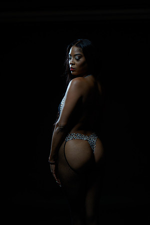 Valerie-Flowers-Calendar-Photoshoot-02812